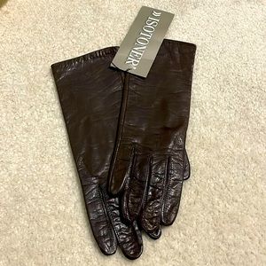 Isotoner women’s Brown Leather Gloves lined in silk. Size 6.5 NEW